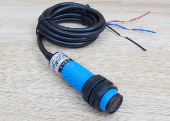 E3F-DS10N2 Infrared Photoelectric Sensor 0-10cm Detection Range Adjust (NPN, NC)