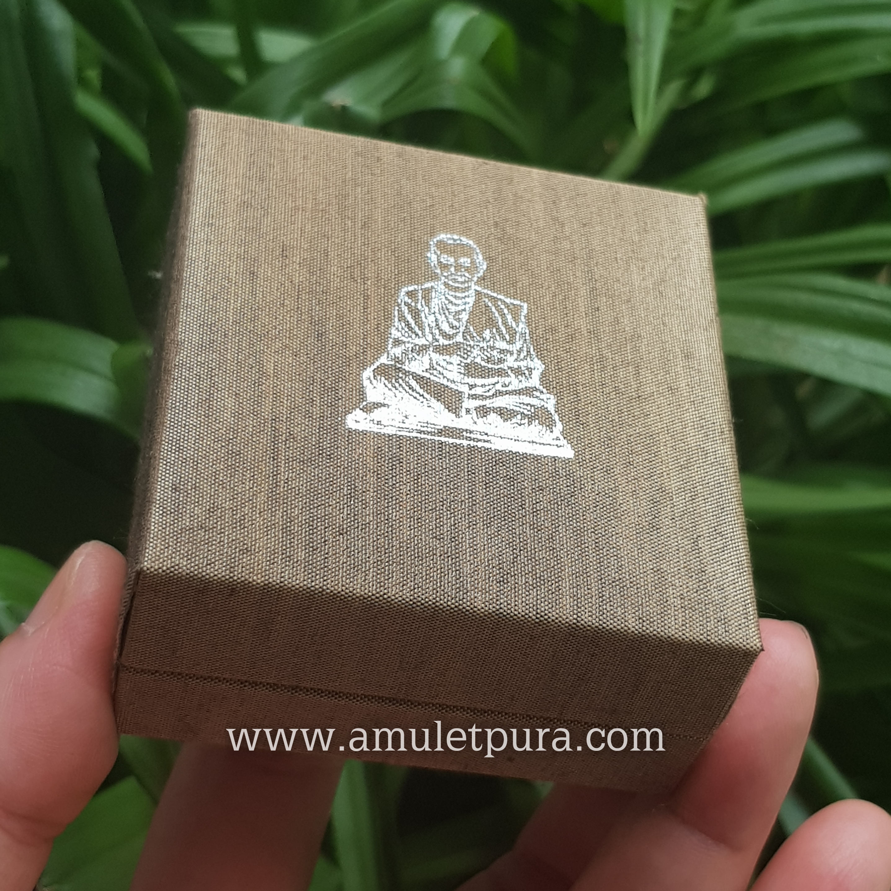 พระสมเด็จบางขุนพรหม (พิมพ์ใหญ่เกศเอียงแช่น้ำมนต์ 1 ไตรมาส) รุ่นย้อนยุค ปี47 วัดบางขุนพรหม กรุงเทพมหานคร (โค้ดตรายาง พร้อมกล่องผ้าไหม)