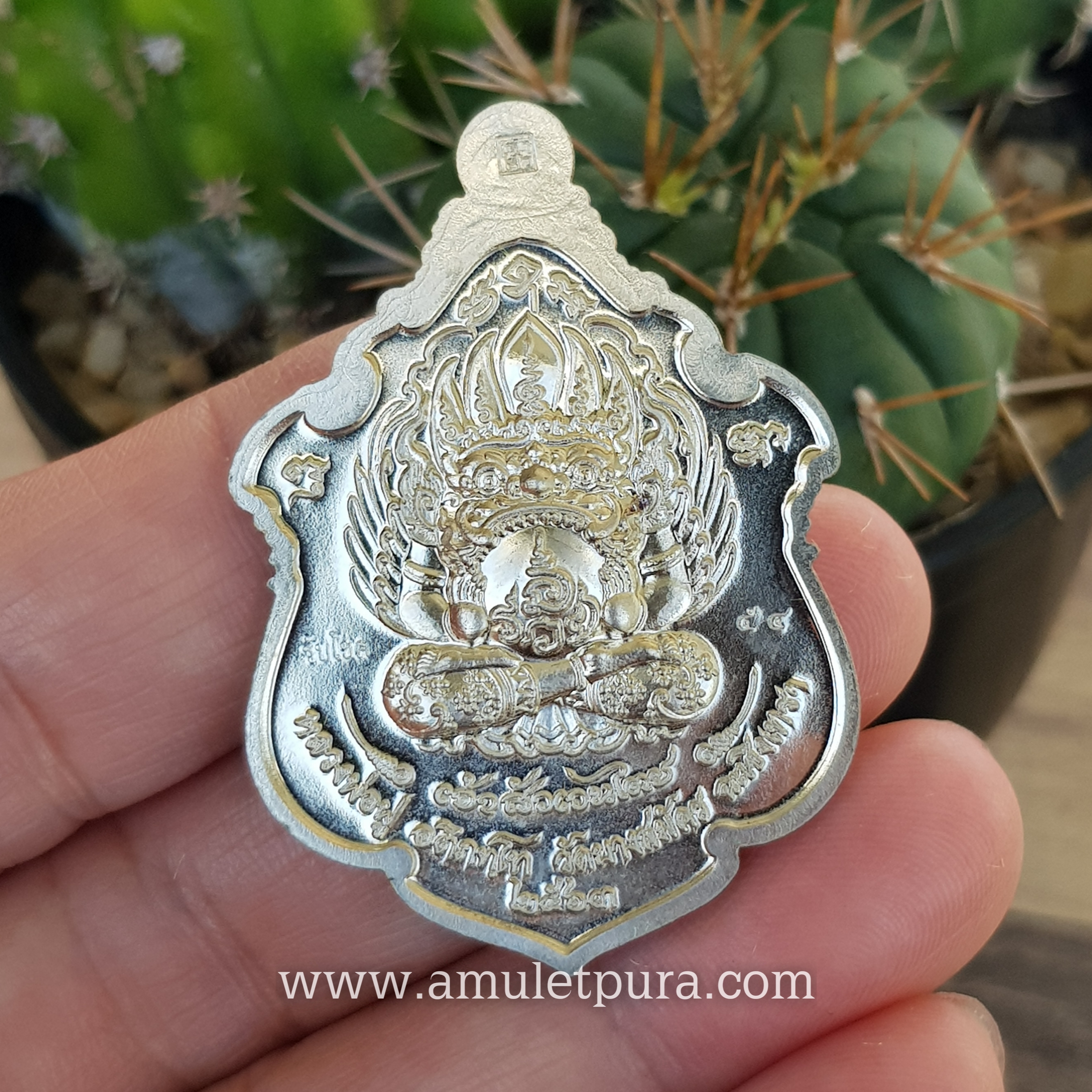 เหรียญพญาครุฑ(เนื้ออัลปาก้าลงยาเขียว-แดง)รุ่นเจ้าสัวเวนไตย ปี63 หลวงพ่อฟู วัดบางสมัคร จ.ฉะเชิงเทรา(มีโค้ด หมายเลข54)