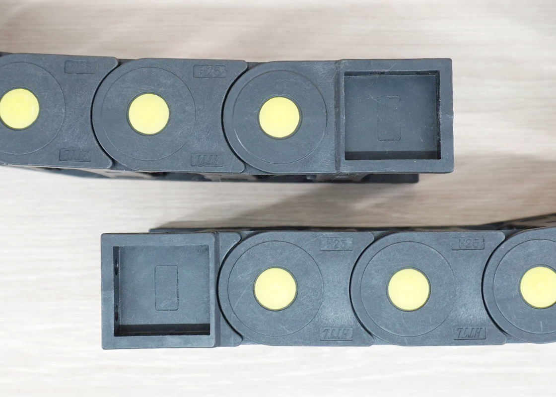 25 X 77 mm Cable Drag Chain R100mm ยาว 1M และ End Connectors (Bridge opening)