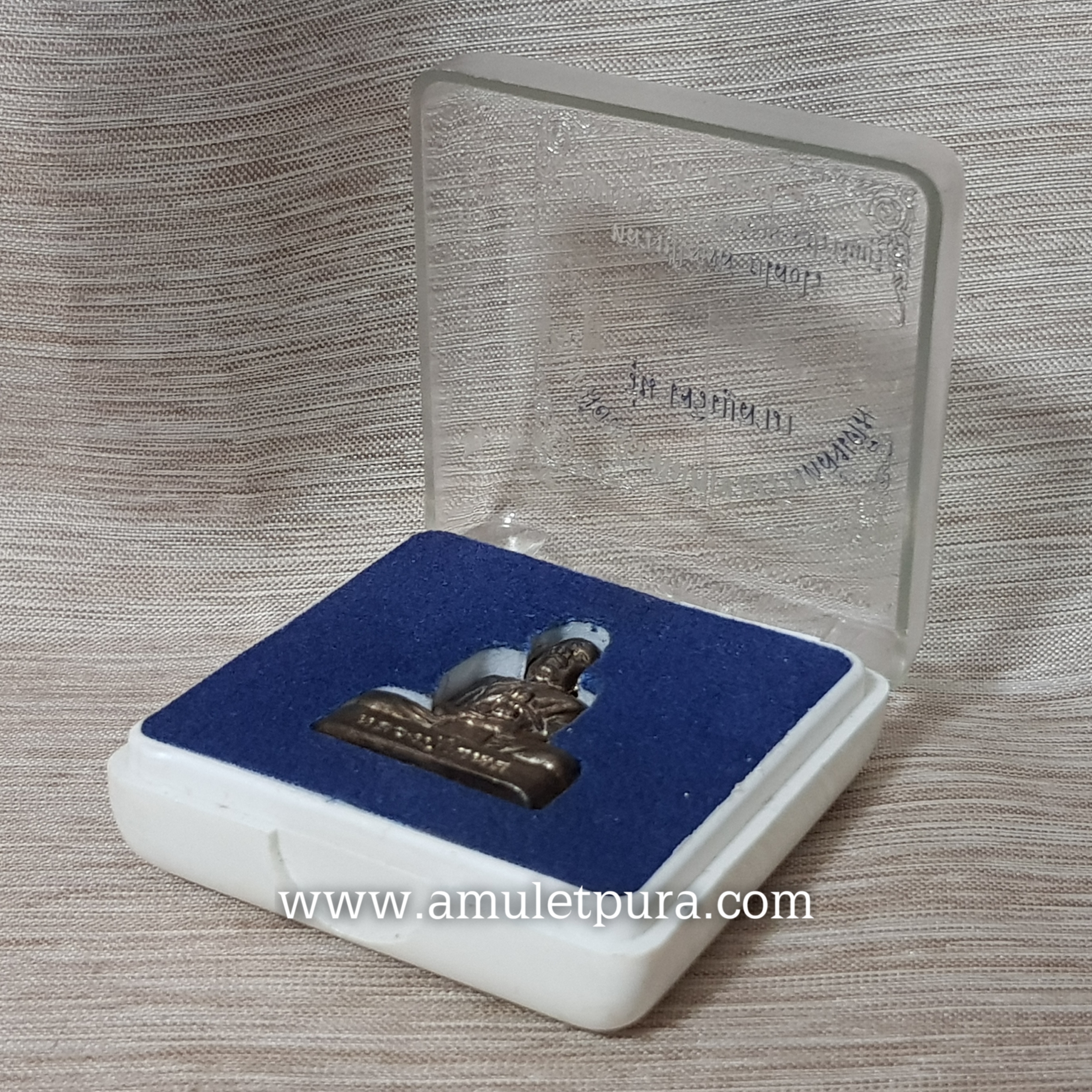 รูปเหมือนปั๊มพิมพ์เข่ากว้างหลังเต็ม รุ่นเจริญลาภ(นวโลหะ)ปี54 หลวงปู่โสฬส วัดโคกอู่ทอง จ.ปราจีนบุรี(ใต้ฐานมีโค้ด หมายเลข565)