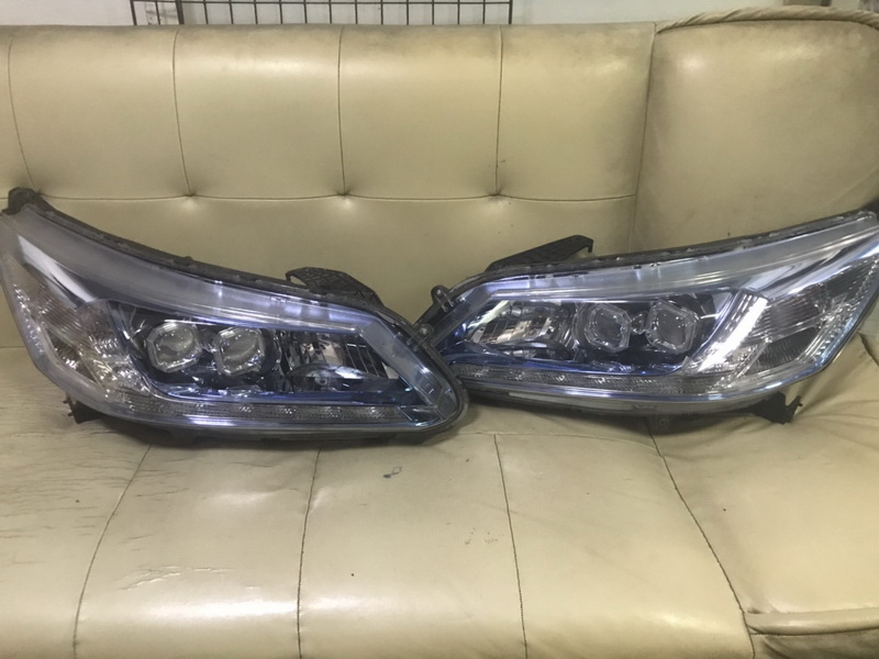 ไฟหน้า HONDA ACCORD 2010 ไฮบิท xynon ทั้งชุด คู่ละ17000 ข้างละ 8500 สินค้ามือสอง แท้