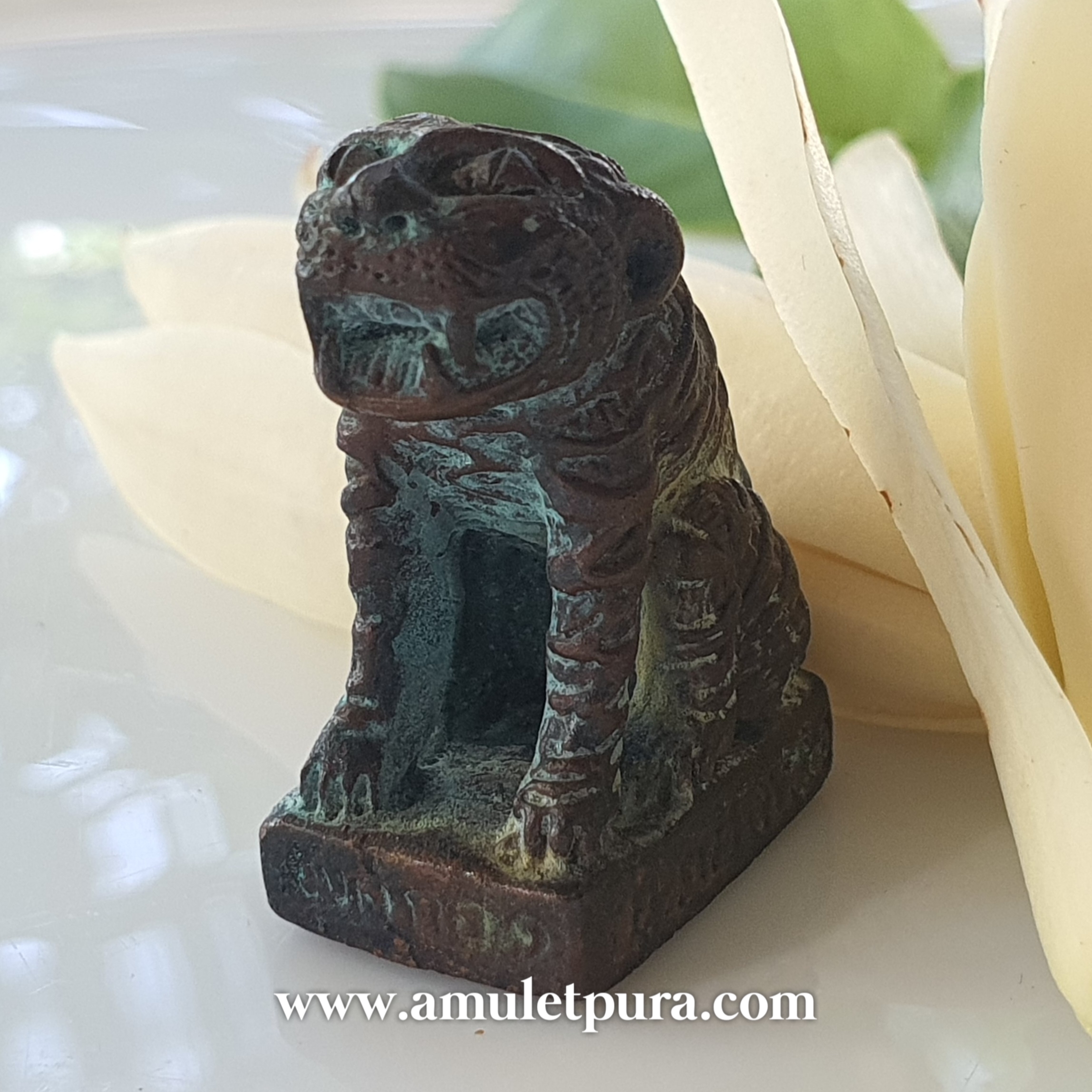 เสืออังกอร์ เนื้อทองผสมแก่มวลสาร รุ่นแรก ปี30 หลวงปู่สรวง ปลุกเสก ณ วัดป่าภูสมิง อ.ภู สิงห์ จ.ศรีสะเกษ