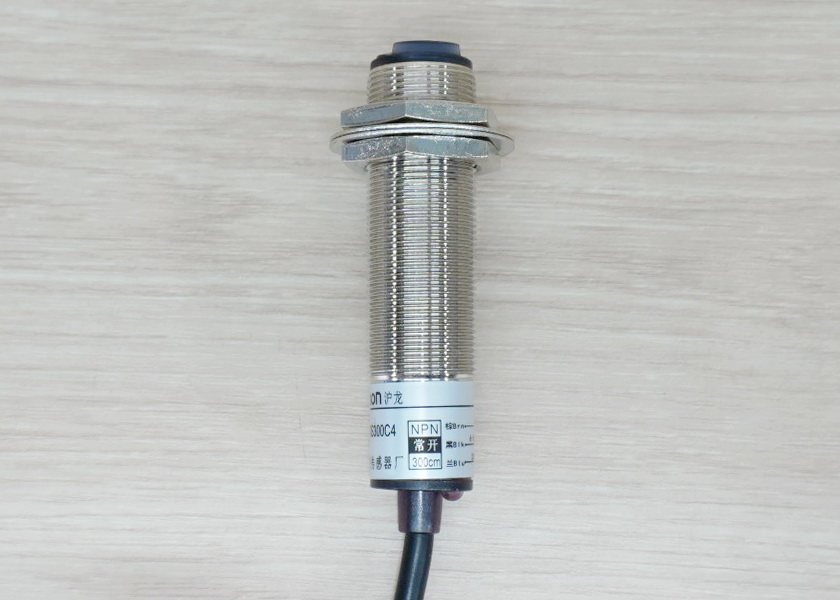 E3F-DS300C4 Infrared Photoelectric Sensor 10-300cm Detection (NPN, NO) Nickel-plated brass body