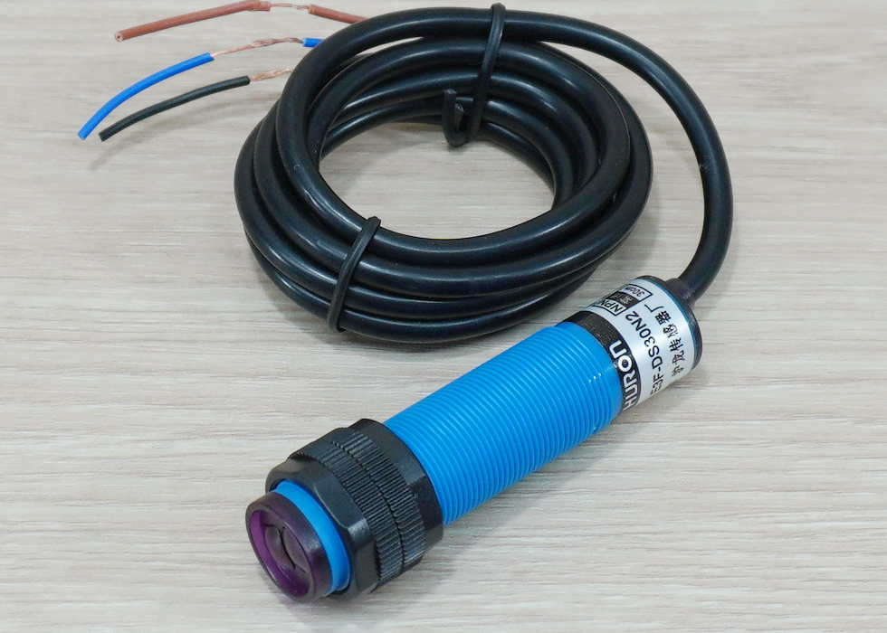 E3F-DS30N2 Infrared Photoelectric Sensor 10-30cm Detection Range Adjust (NPN, NC)