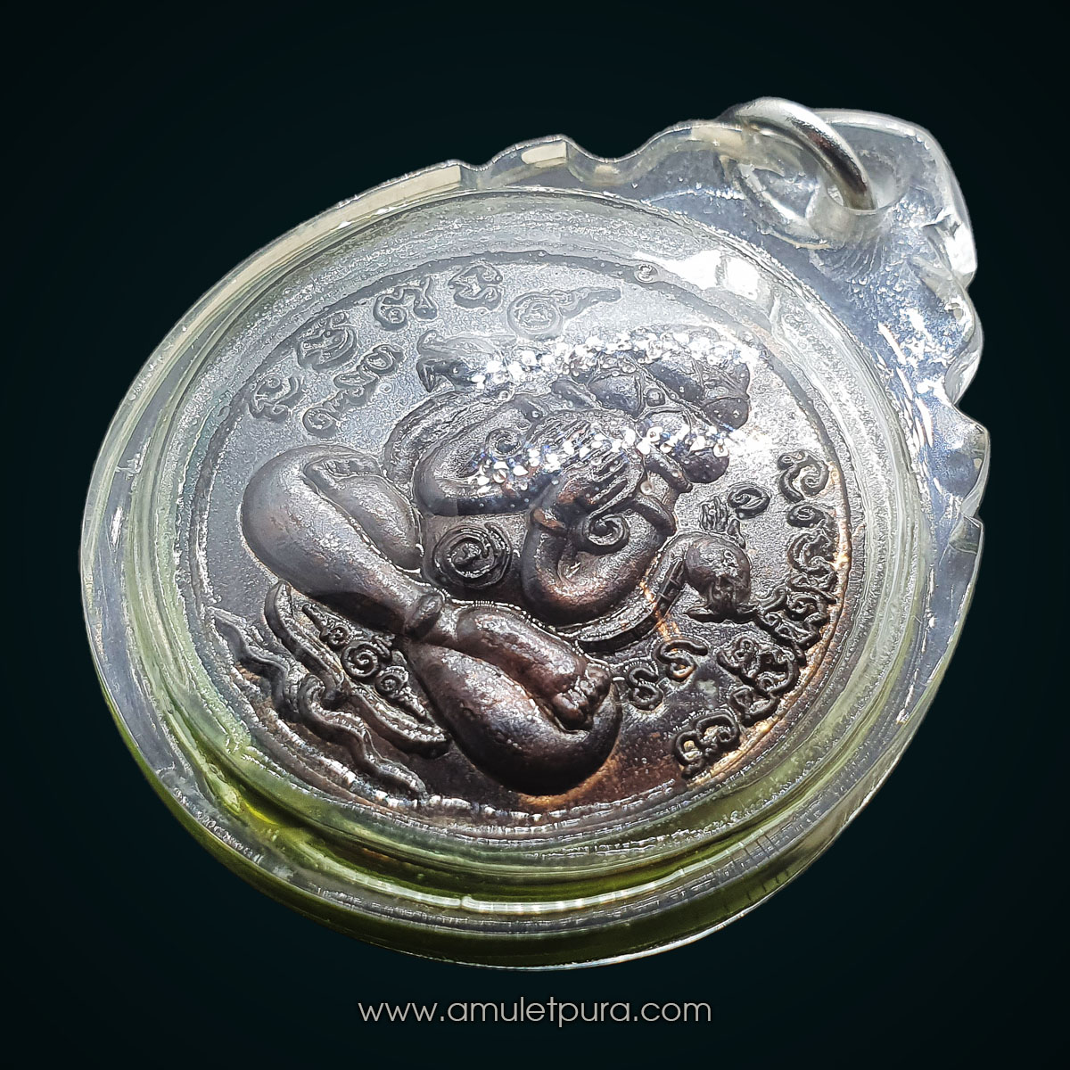 พระปิดตาพังพระกาฬ รุ่นธงชัย พระพรหมมังคลาจารย์ (เจ้าคุณธงชัย) วัดไตรมิตรฯ ปี59 (เนื้อทองแดงรมดำ เลี่ยมใส่น้ำมันเสือผสมว่าน 108 เพื่อเพิ่มพุทธคุณเข้มขลัง)