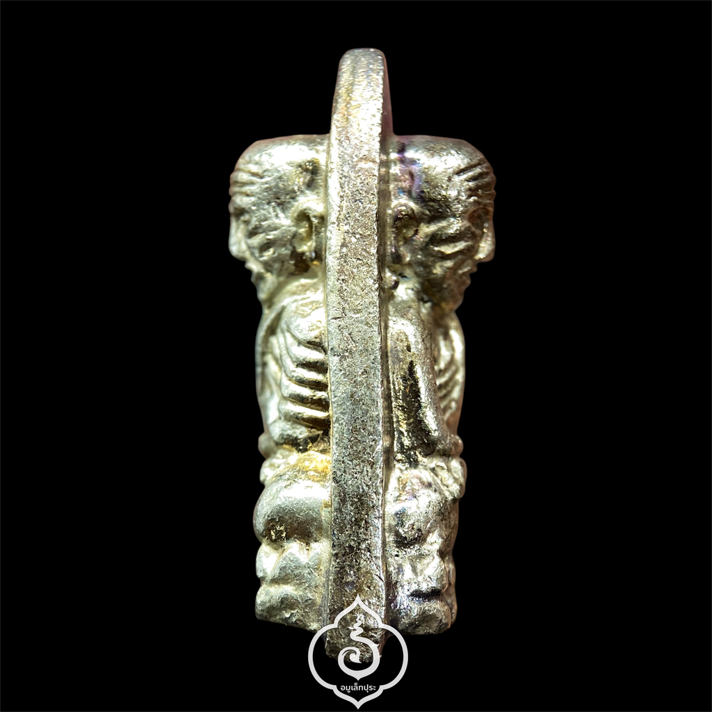 หลวงปู่ทวด พิมพ์เตารีดใหญ่ 2 หน้า กรรมการ ปี43 เนื้อนวะพรายเงิน สมเด็จพระสังฆราช วัดบวรนิเวศวิหาร (ตอก 4 โค้ด หน้า คอจุด ก้นลายเซ็นต์)