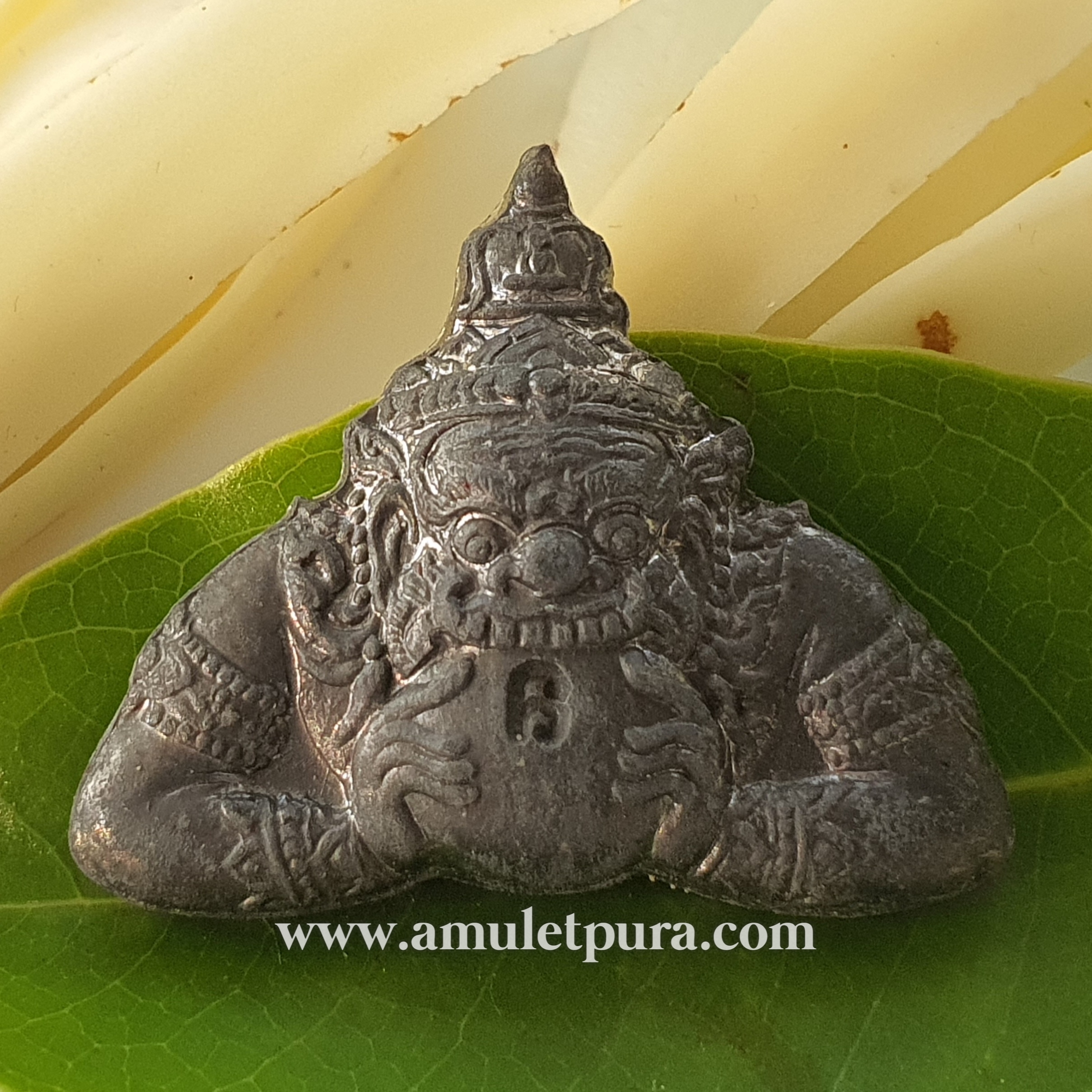 พญาราหูคุ้มชะตา มหาบารมี (ตะกั่วจารหลัง) ปี48 สำนักวัดเขาอ้อ จ.พัทลุง (ตอกโค้ด)