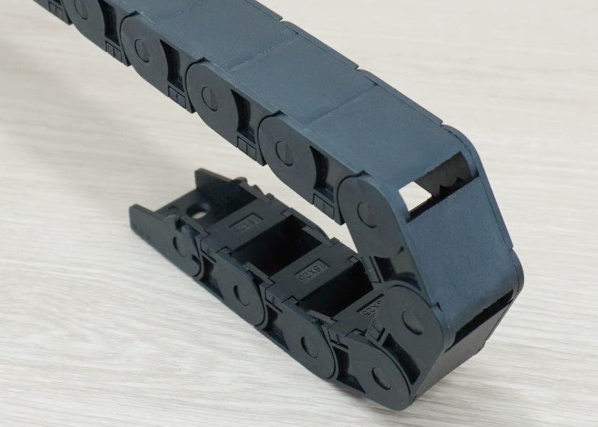 18 X 25 mm Cable Drag Chain R38mm ยาว 1M และ End Connectors 2-รูยึด (Semi-Enclosed)