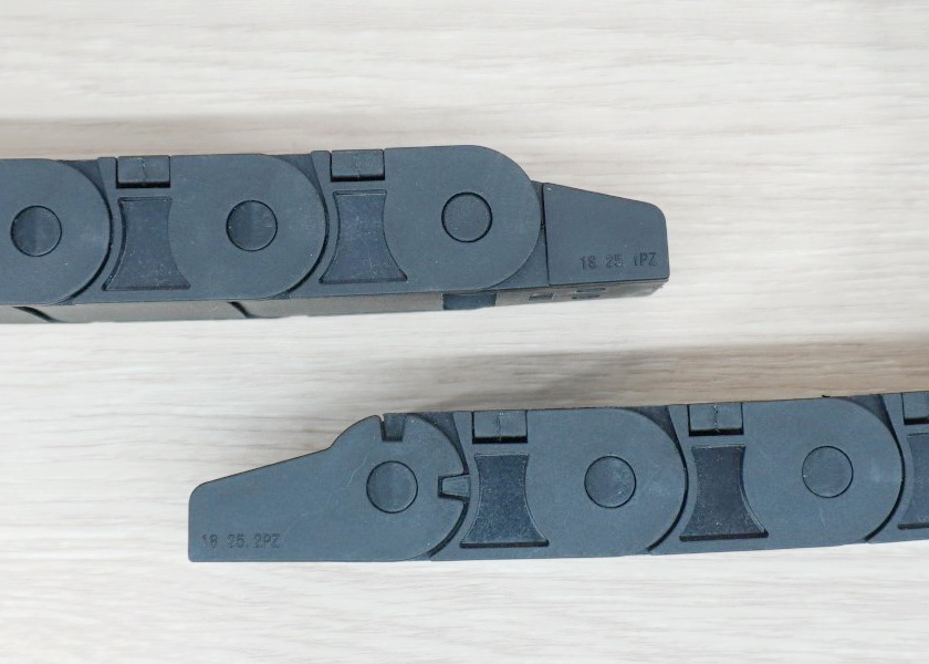 18 X 25 mm Cable Drag Chain R38mm ยาว 1M และ End Connectors 2-รูยึด (Semi-Enclosed)