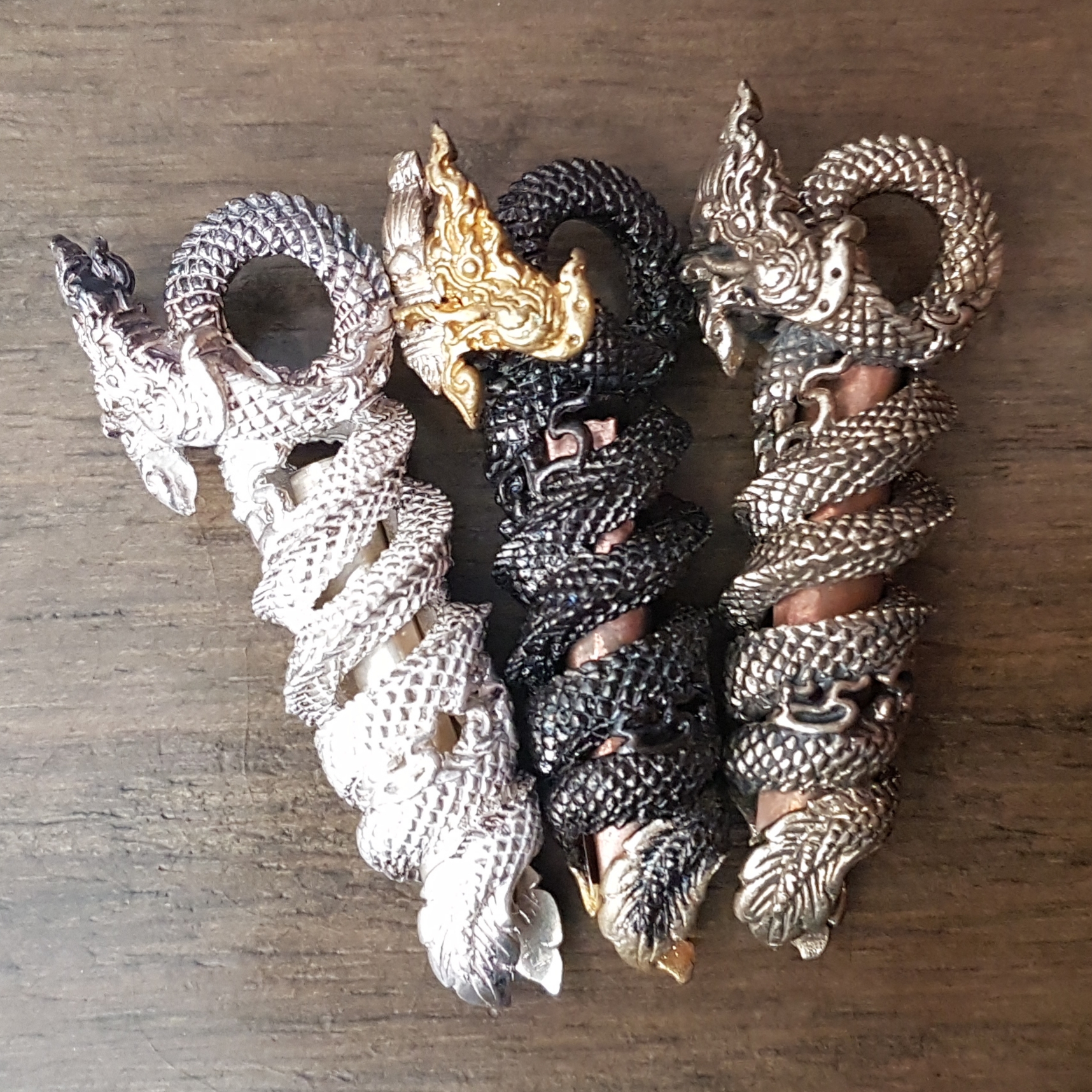 ตะกรุดนาคเกี้ยว (สัมฤทธิ์ ชุบแบล็คโรเดียม) รุ่นไหว้ครู 53 หลวงปู่เณร วัดบ้านเกษตรทุ่งเศรษฐี จ.ร้อยเอ็ด