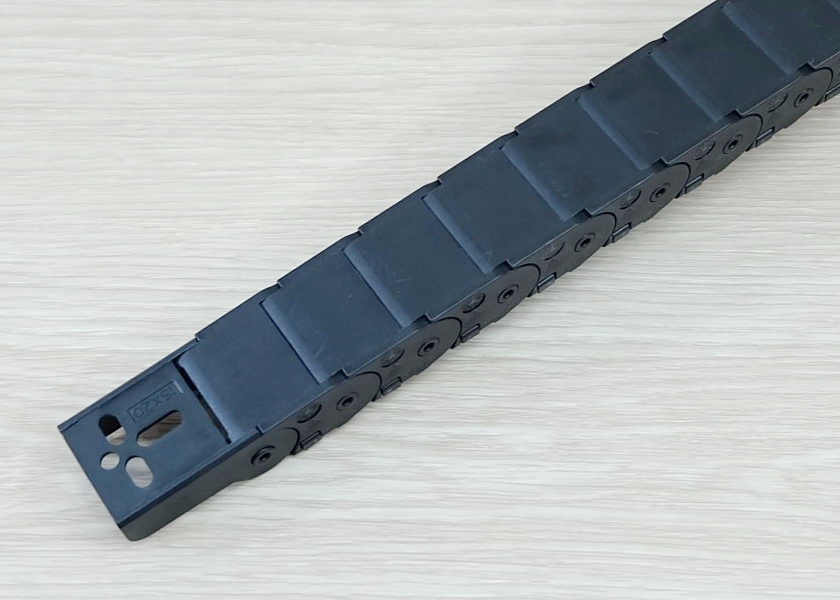 15 x 20 mm Cable Drag Chain R28mm ยาว 1M และ End Connectors (Semi-Enclosed)