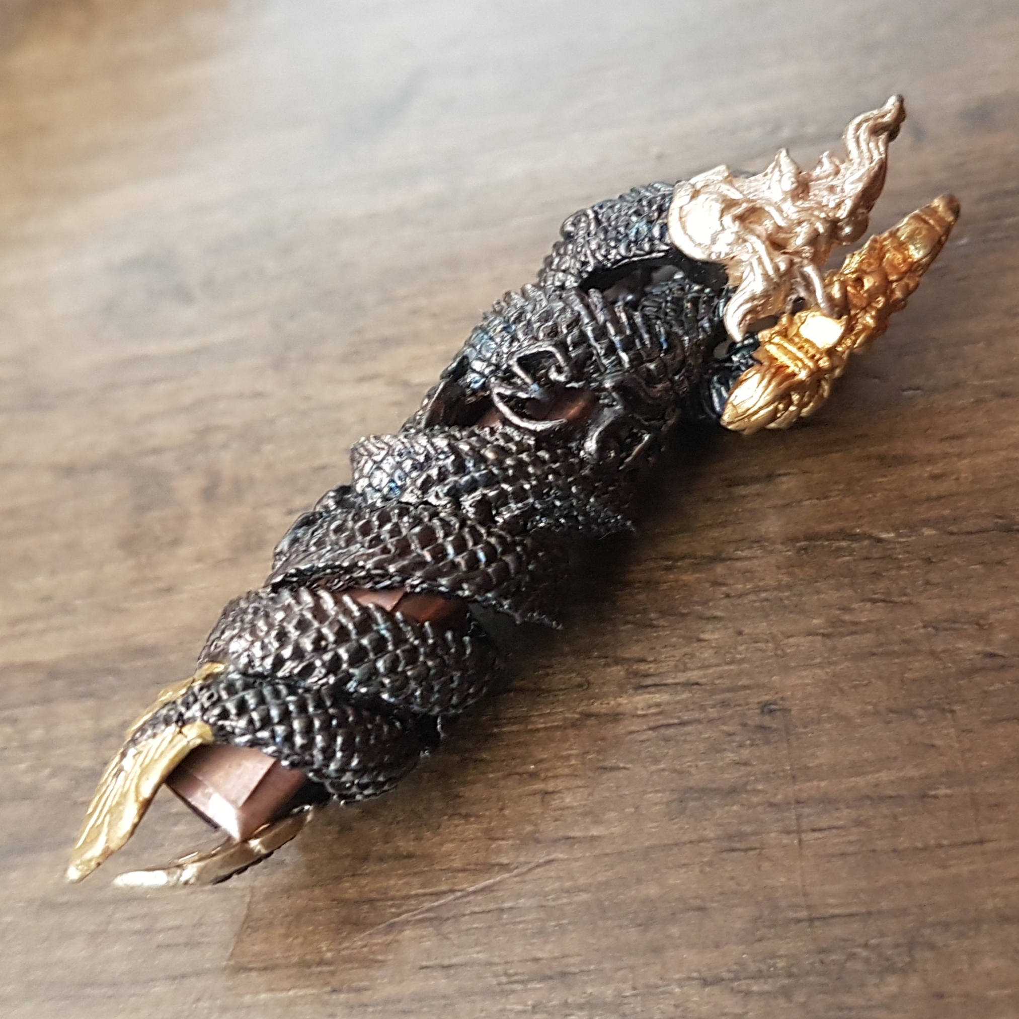 ตะกรุดนาคเกี้ยว (สัมฤทธิ์ ชุบแบล็คโรเดียม) รุ่นไหว้ครู 53 หลวงปู่เณร วัดบ้านเกษตรทุ่งเศรษฐี จ.ร้อยเอ็ด