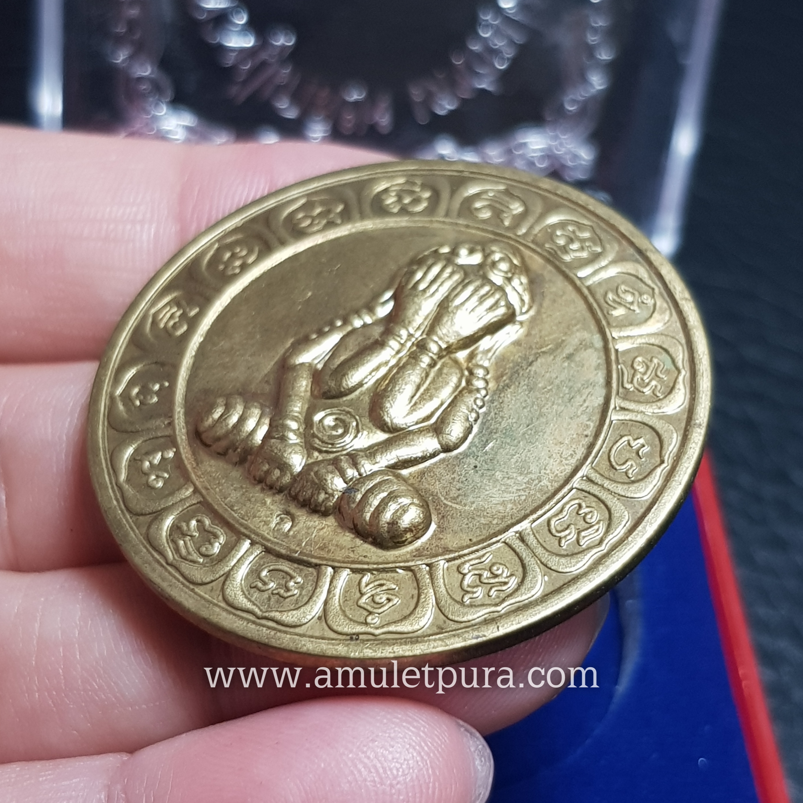 เหรียญพระปิดตาบาตรน้ำมนต์ หลังยันต์อิติปิโส 8 ทิศ (เนื้อทองฝาบาตร) รุ่นอายุวัฒโณ 99 หลวงปู่เกลี้ยง ปี49 วัดโนนแกด จ.ศรีสะเกษ (ตอกโค้ด)