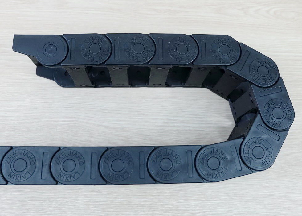 25 X 77 mm Cable Drag Chain R55mm ยาว 1M และ End Bridge Connectors (Bridge opening)