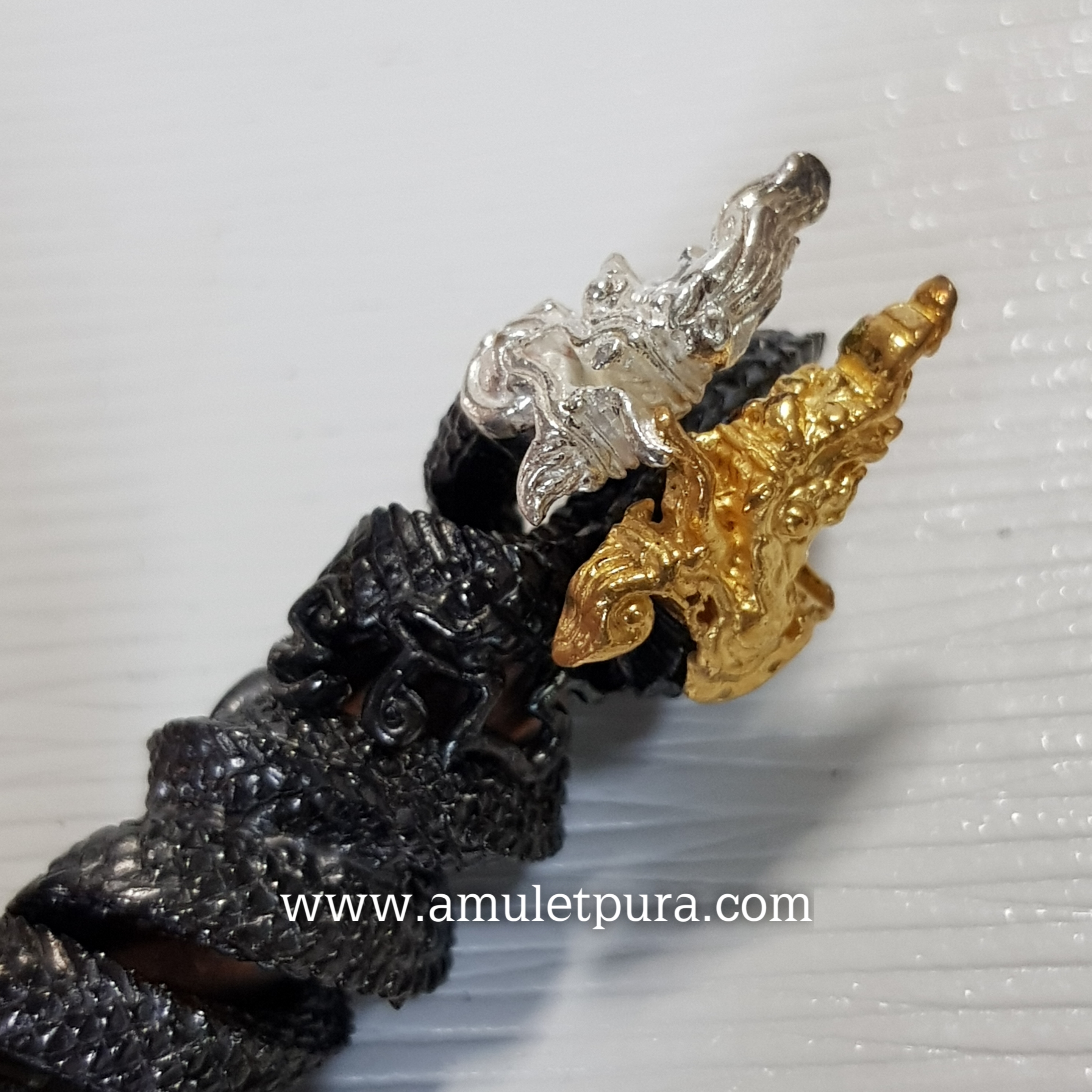 ตะกรุดนาคเกี้ยว (สัมฤทธิ์ ชุบแบล็คโรเดียม) รุ่นไหว้ครู 53 หลวงปู่เณร วัดบ้านเกษตรทุ่งเศรษฐี จ.ร้อยเอ็ด