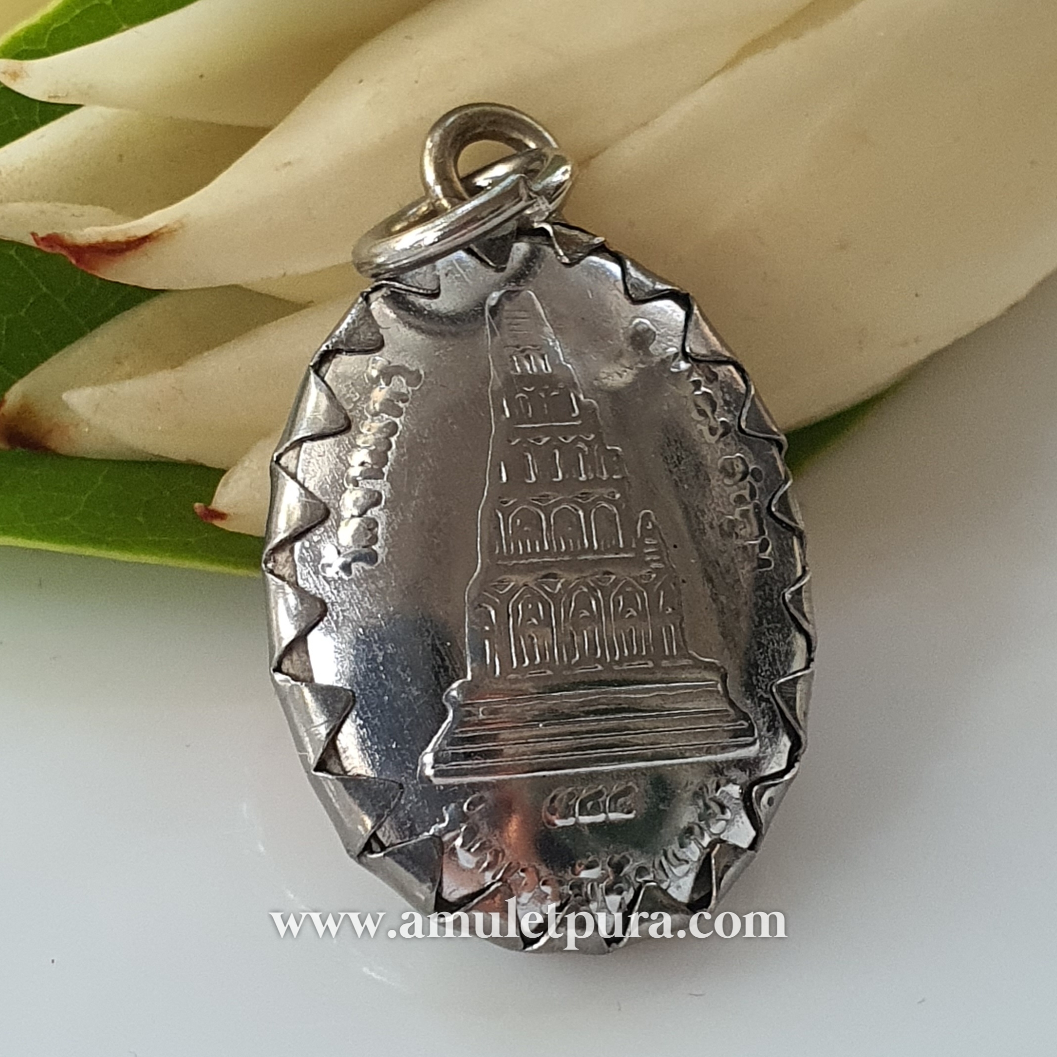 ล็อกเก็ตพระนางจามเทวี รุ่นบารมีคุ้มเกล้า วัดจามเทวี จ.ลำพูน