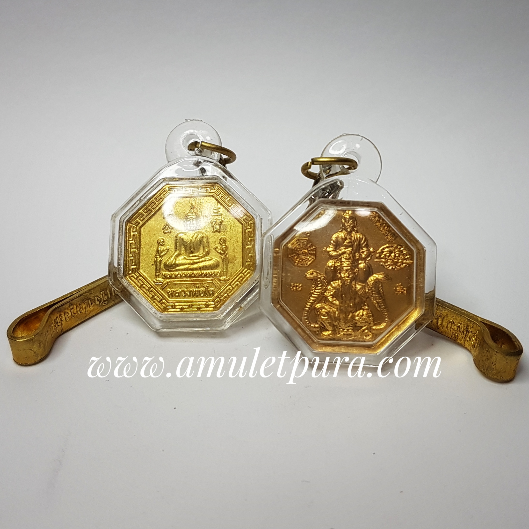 เหรียญกันชง หลวงพ่อโต หลังเทพเจ้าไท้ส่วยเอี้ย(คุ้มครองดวงชะตา)ปี43 วัดพนัญเชิง จ.พระนครศรีอยุธยา(ปีมะเส็ง พร้อมเลี่ยมกันน้ำและแหนบ)