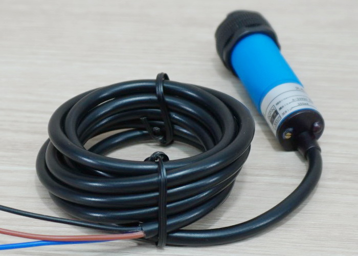 E3F-DS300C4 Infrared Photoelectric Sensor 10-300cm Detection Range Adjust (NPN, NO)