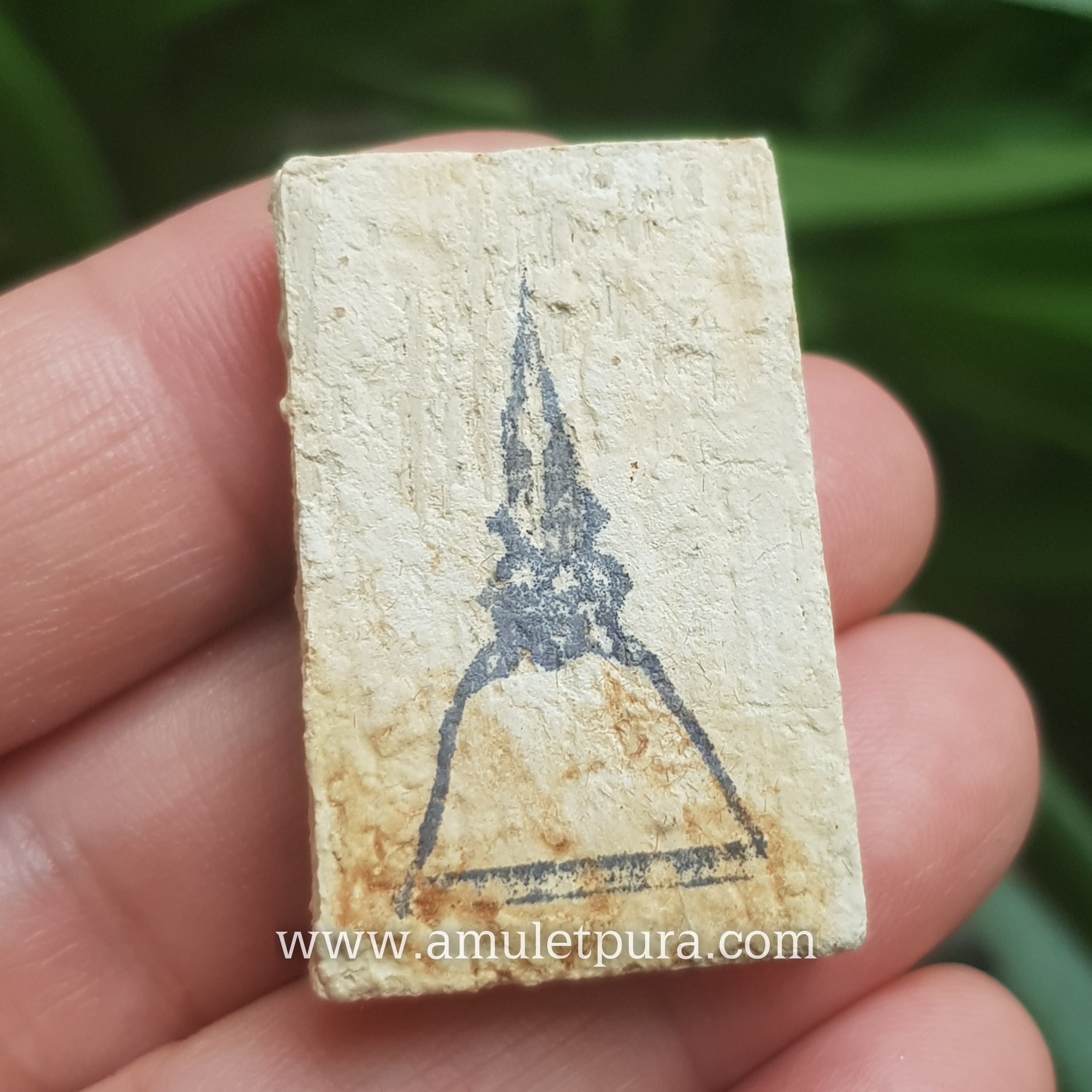 พระสมเด็จบางขุนพรหม (พิมพ์ใหญ่เกศเอียงแช่น้ำมนต์ 1 ไตรมาส) รุ่นย้อนยุค ปี47 วัดบางขุนพรหม กรุงเทพมหานคร (โค้ดตรายาง พร้อมกล่องผ้าไหม)