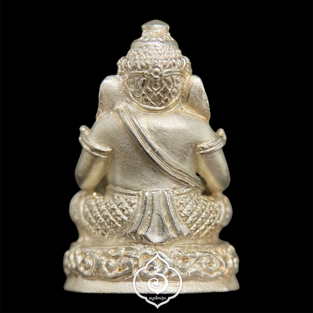 พระพิฆเนศวร รุ่นยกฉัตรพระเจดีย์ (เนื้อโลหะชุบเงินพ่นทราย ฝังพลอยแดง) ปี47 หลวงพ่อวัลลภ วัดดอยแท่นพระ (ผาหลวง) จ.เชียงใหม่ (มีโค้ดใต้ฐาน)