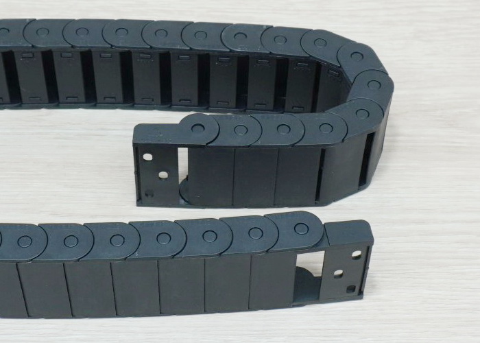 15 x 40 mm Cable Drag Chain R28mm ยาว 1M และ End Connectors (Semi-Enclosed)