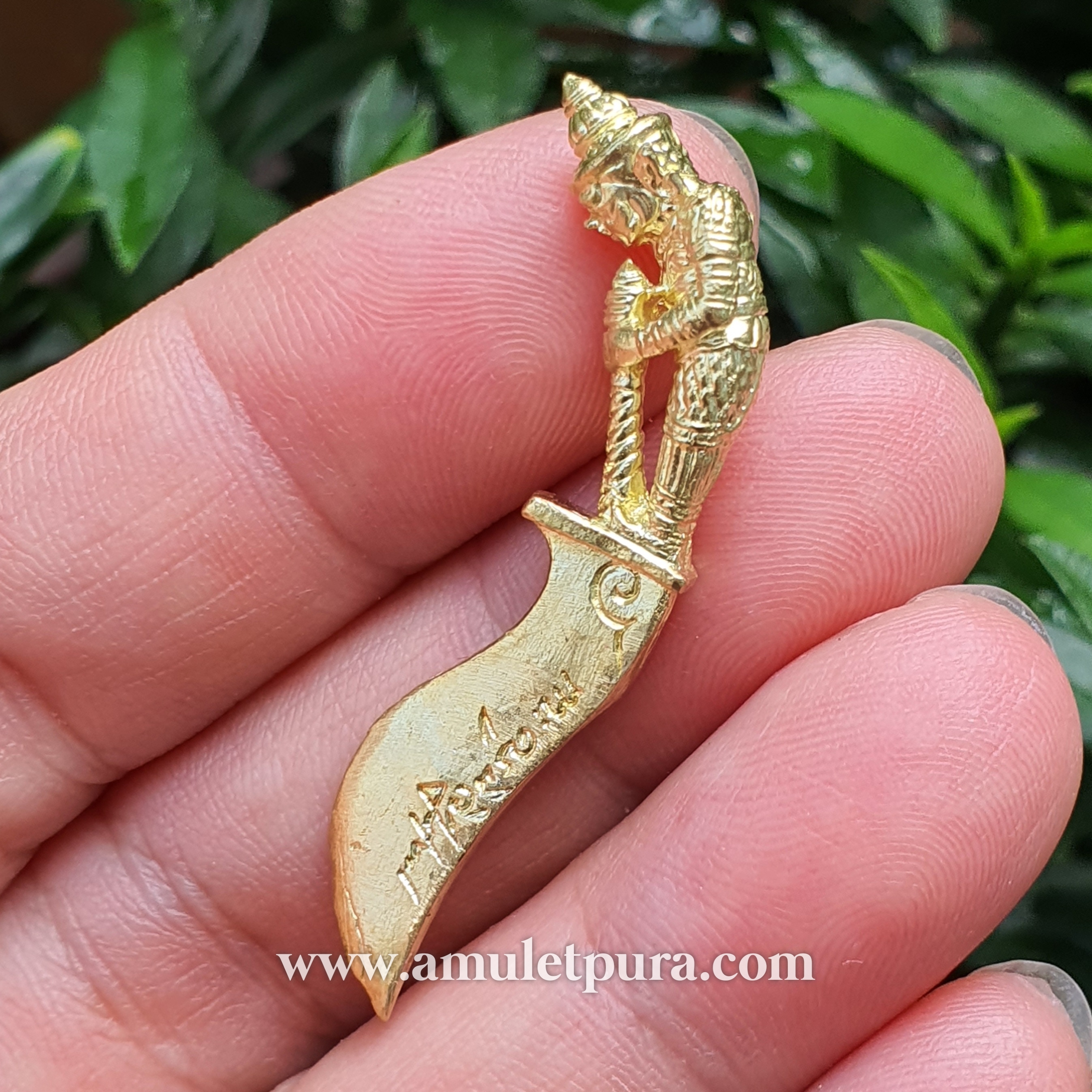 พระขรรค์หล่อ ด้ามท้าวเวสสุวรรณ (เนื้อทองทิพย์) รุ่นพระขรรค์คู่บารมี ปี64 หลวงพ่อพัฒน์ วัดห้วยด้วน จ.นครสวรรค์ (มีโค้ด หมายเลข 1953)