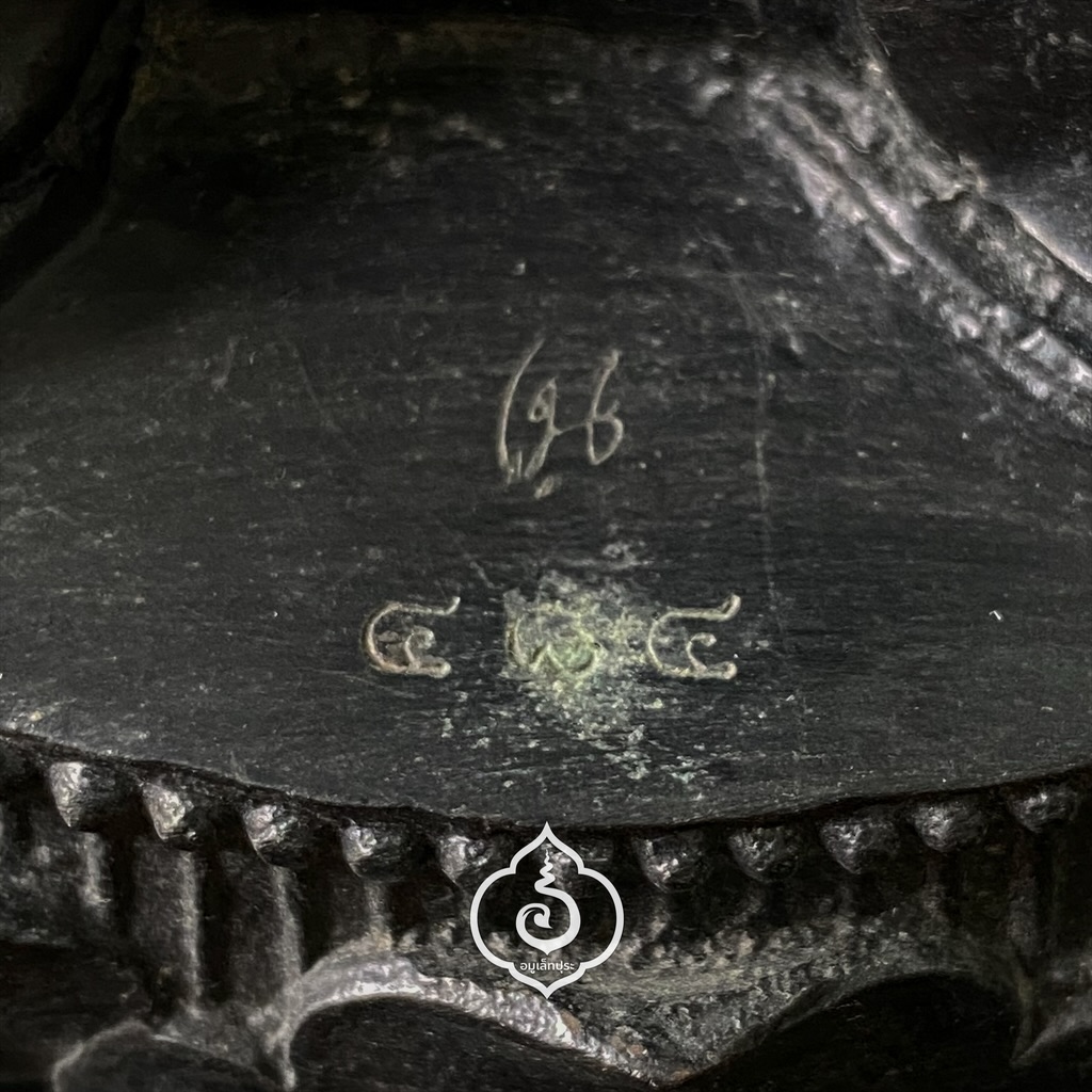 หลวงปู่ทวด หน้าตัก 5 นิ้ว เนื้อโลหะรมดำ รุ่นสันติสุข ปี52 พ่อท่านฉิน วัดเมืองยะลา จ.ยะลา (สร้าง 499 องค์ ตอกโค้ด และหมายเลข 484)