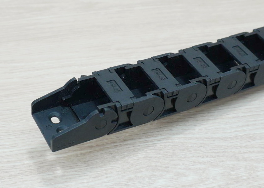 18 X 25 mm Cable Drag Chain R38mm ยาว 1M และ End Connectors 2-รูยึด (Semi-Enclosed)