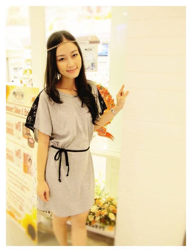 [ หมดค่ะ ] เดรสสั้นผ้ายืดสีเทา แต่งลูกไม้สีดำที่ไหล่ มีเชือกผูกเอวสีดำค่ะ