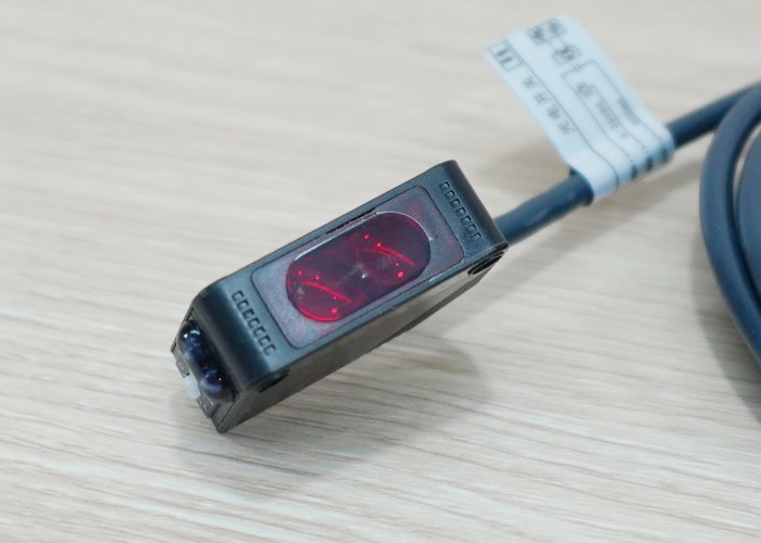 E3Z-R61, Mirror Reflection Photoelectric Switch 20-200 cm Detection Range (NPN, NO/NC)