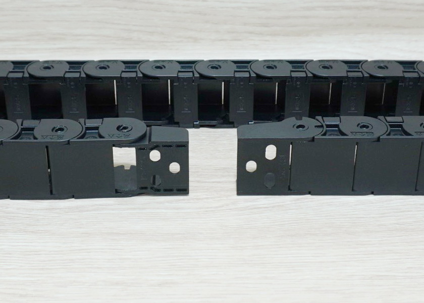 18 x 25 mm Cable Drag Chain R38mm ยาว 1M และ End Connectors (Semi-Enclosed)