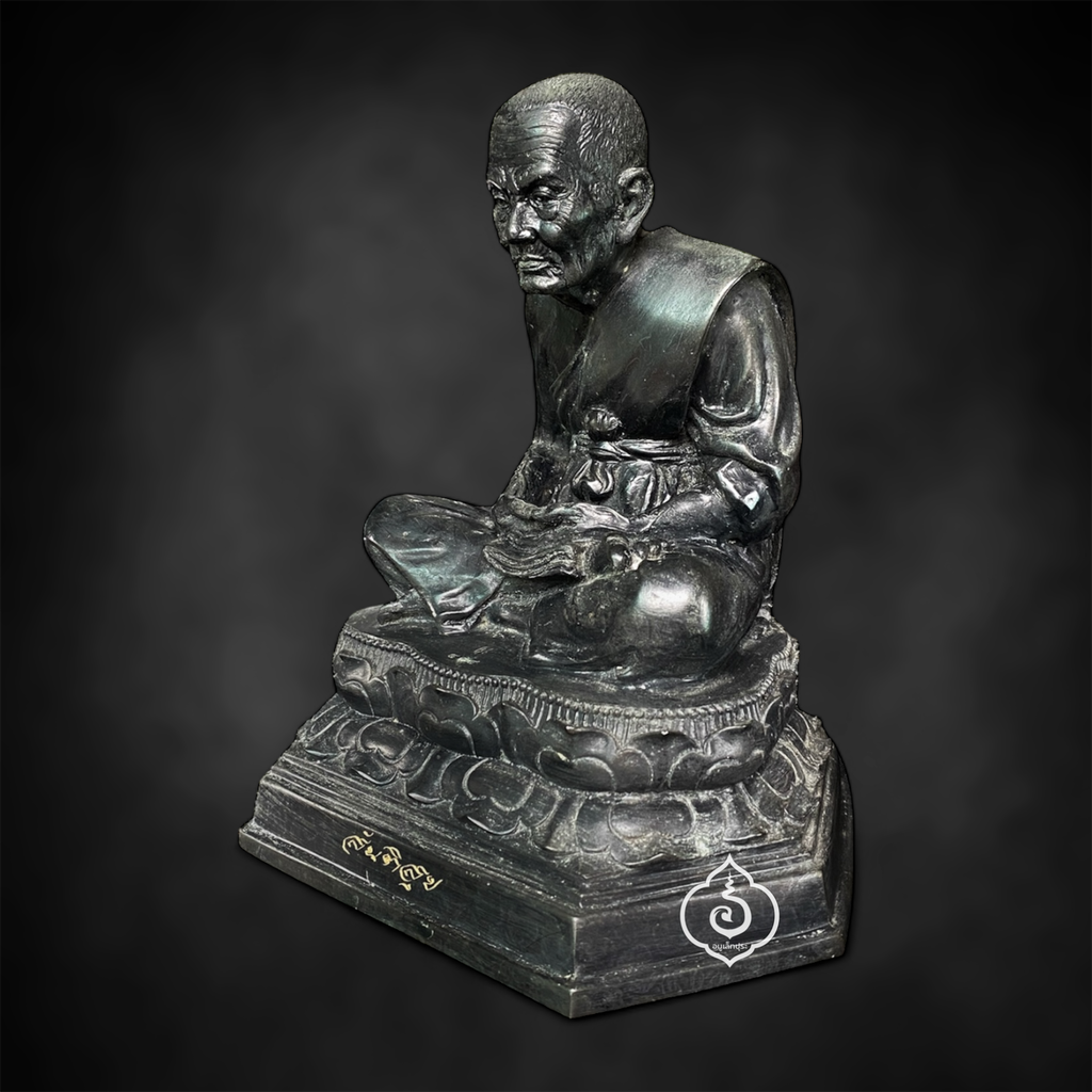 หลวงปู่ทวด หน้าตัก 5 นิ้ว เนื้อโลหะรมดำ รุ่นสันติสุข ปี52 พ่อท่านฉิน วัดเมืองยะลา จ.ยะลา (สร้าง 499 องค์ ตอกโค้ด และหมายเลข 484)