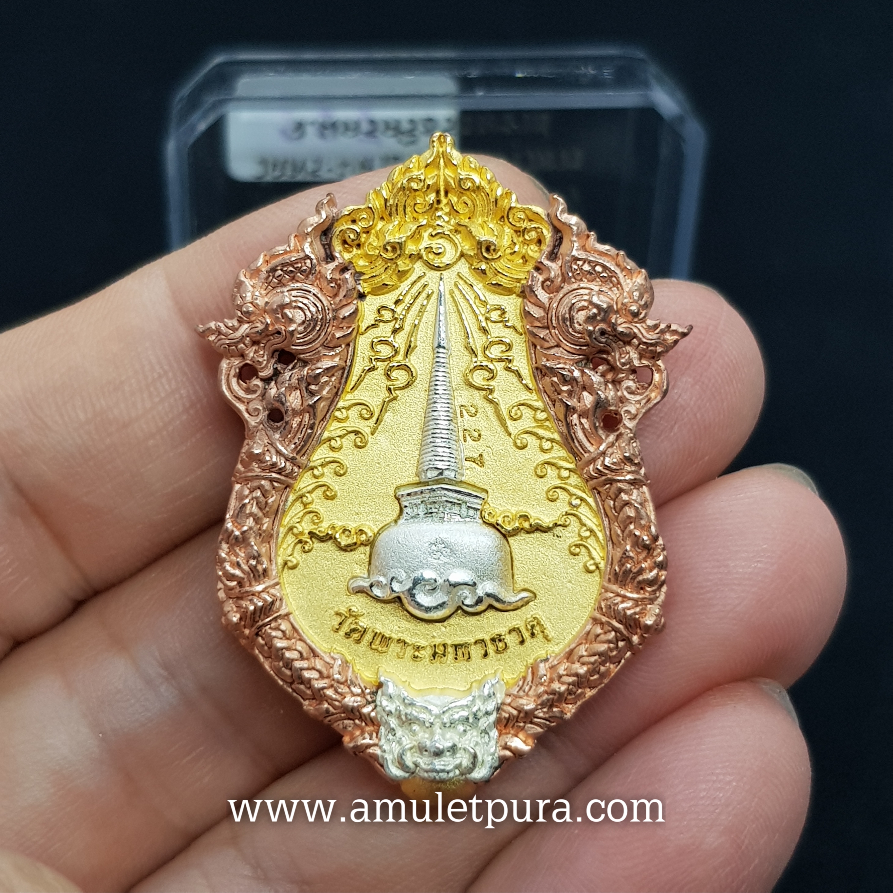 พระพุทธสิหิงค์ กริ่งวินยาภรณ์ ๒๖ ศตวรรษ(สามกษัตริย์ลงยาดำหลังพระธาตุ บรรจุเม็ดกริ่ง)ปี55 วัดพระมหาธาตุฯ จ.นครศรีธรรมราช(ตอกโค้ด หมายเลข227)