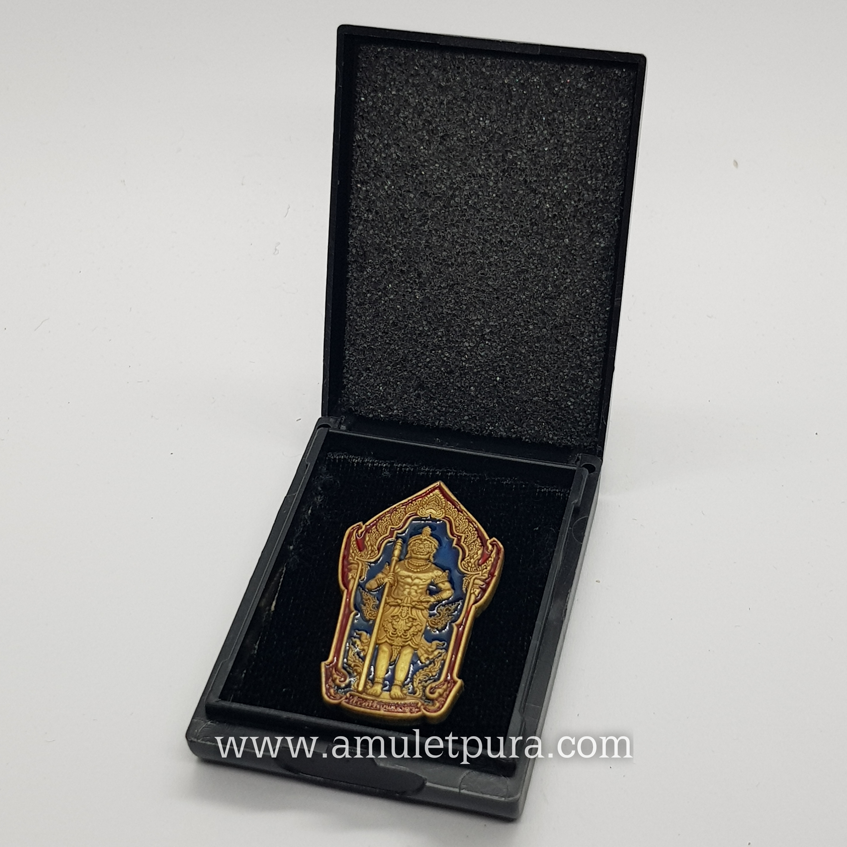 เหรียญท้าวหิรัญพนาสูร รุ่นแรก รุ่นปลดหนี้ ปลอดโรค ปลอดภัย (เนื้อทองเหลืองรมซาตินพื้นน้ำเงิน ขอบแดง) ปี64 หลวงพ่อพัฒน์ วัดห้วยด้วน จ.นครสวรรค์ (โค้ด พ หมายเลข 88)