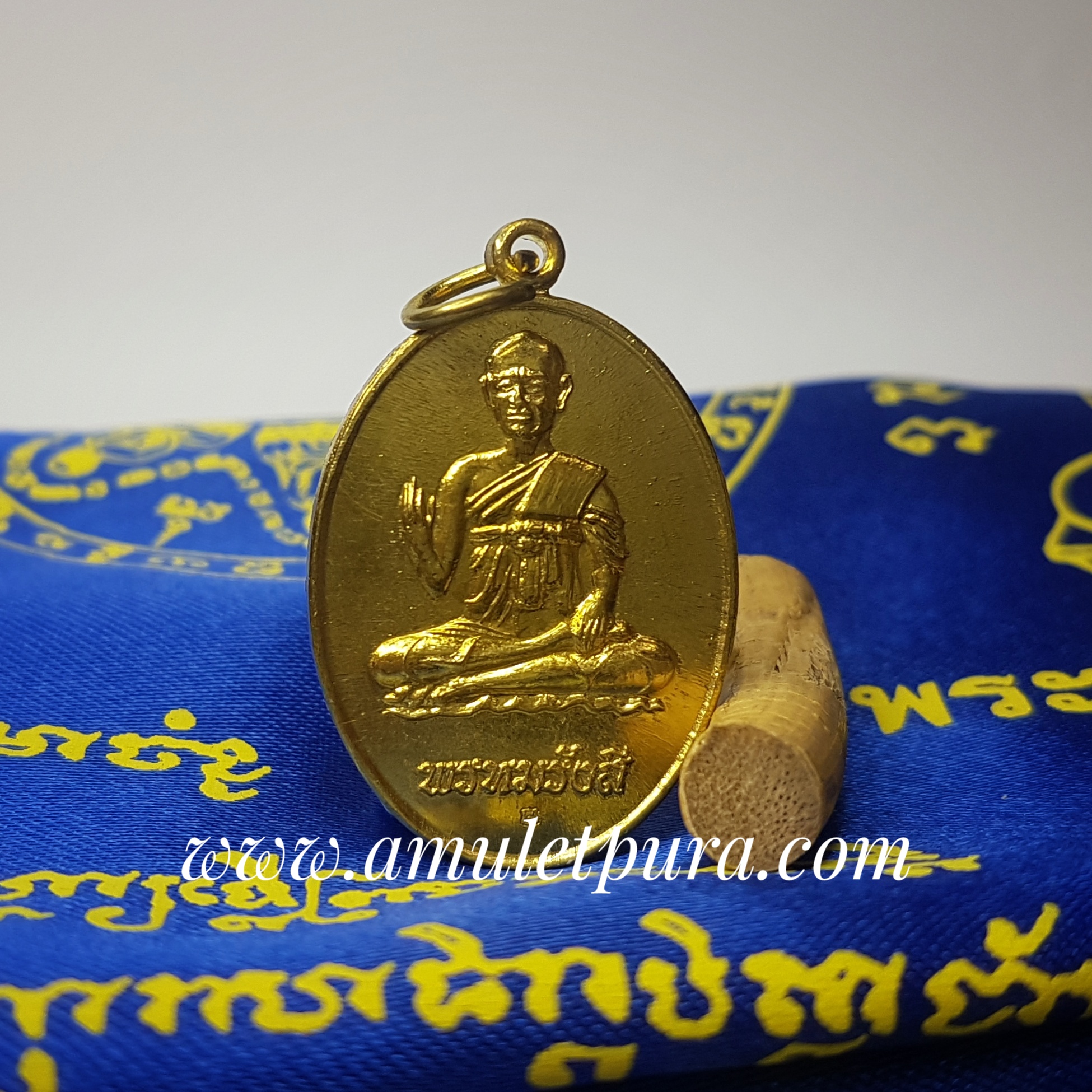 ผ้าคลุมลูกนิมิตร มหาลาภ-มหามงคล งานปิดทองฝังลูกนิมิตร ปี53 วัดโล่ห์สุทธาวาส จ.อ่างทอง(พร้อมเหรียญสมเด็จโตปางจับยามสามตาและหวายลูกแรก)