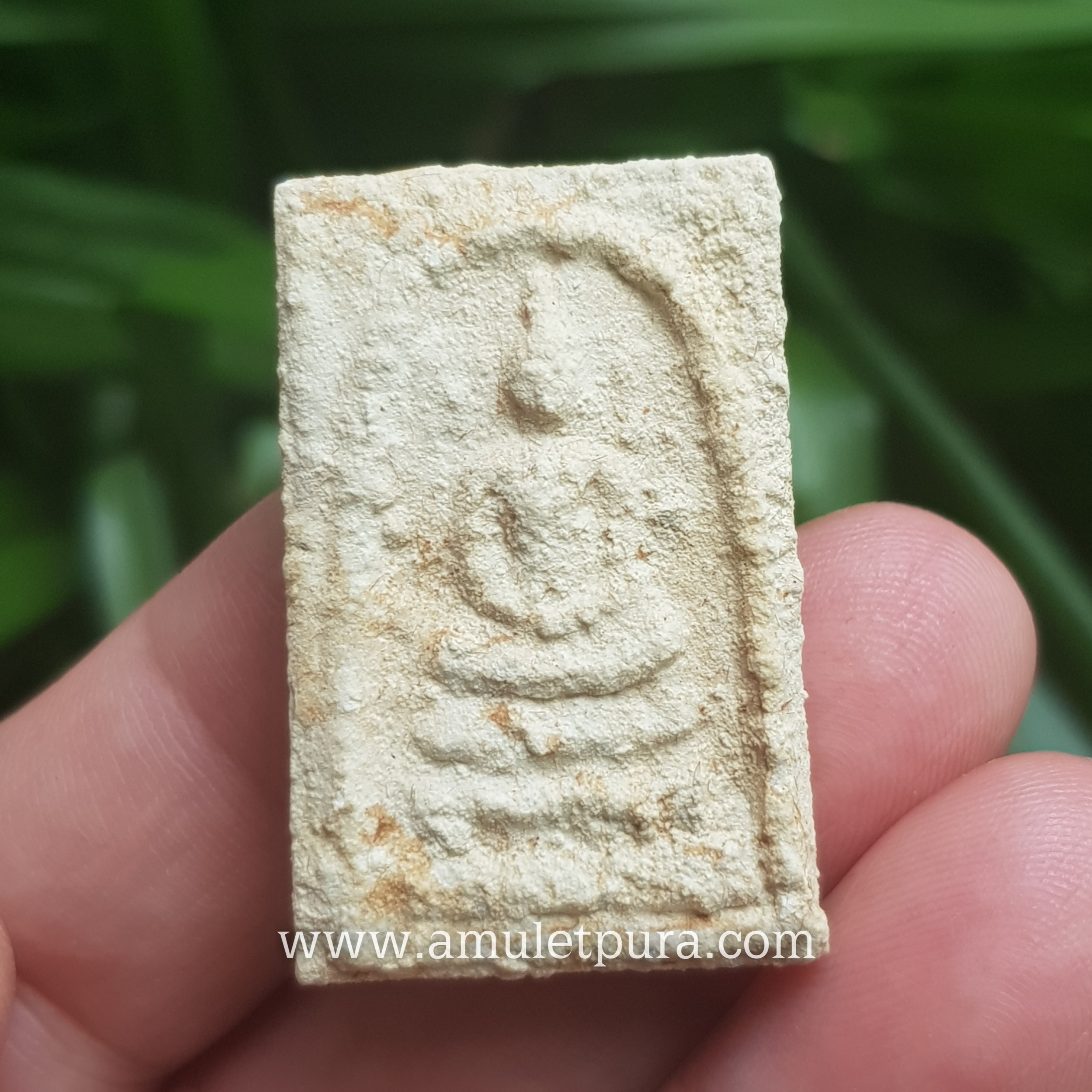 พระสมเด็จบางขุนพรหม (พิมพ์ใหญ่เกศเอียงแช่น้ำมนต์ 1 ไตรมาส) รุ่นย้อนยุค ปี47 วัดบางขุนพรหม กรุงเทพมหานคร (โค้ดตรายาง พร้อมกล่องผ้าไหม)