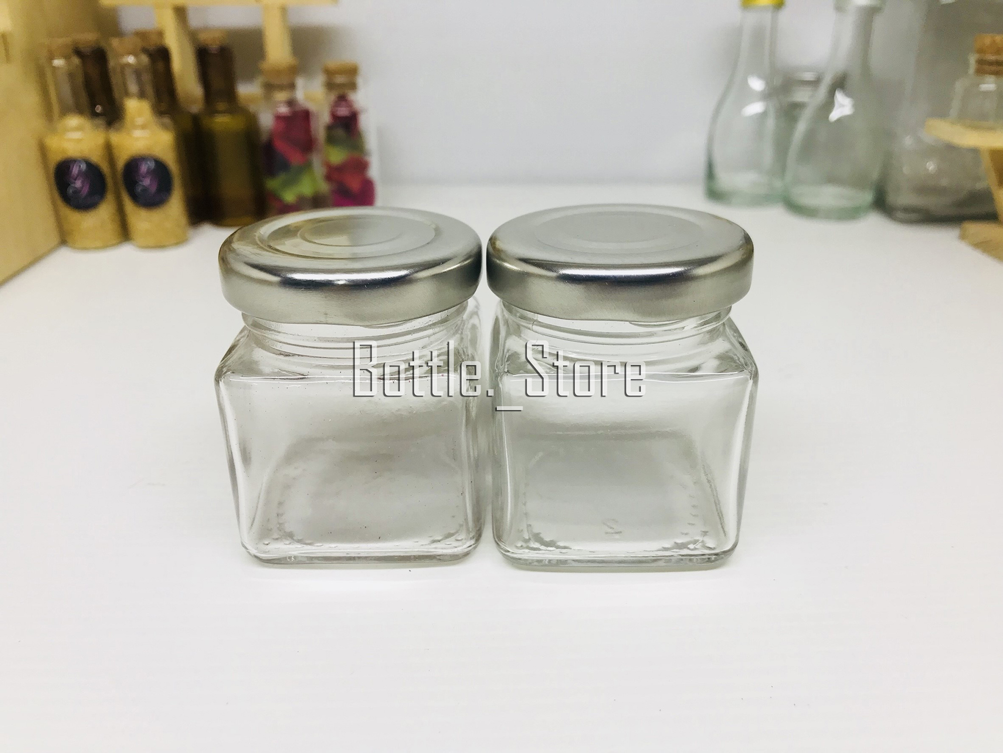 ขวดแก้ว สี่เหลี่ยม 50ml mฝาเกลียวล็อคสีเงิน