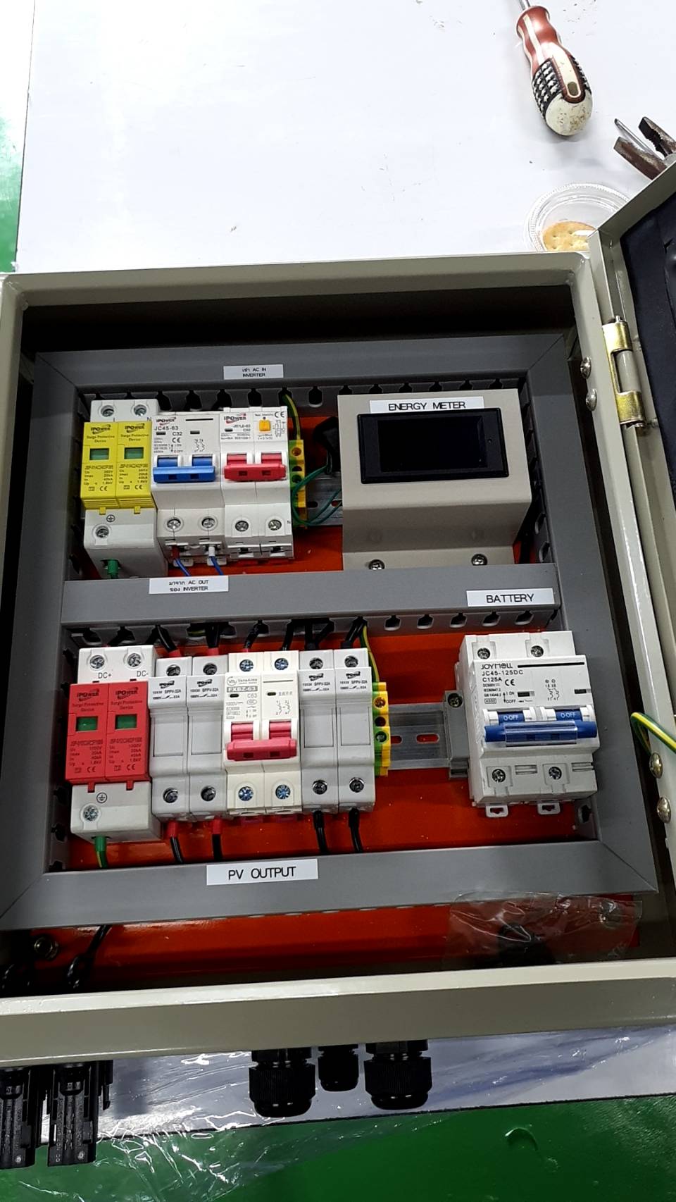 Combiner Box Off Grid 2 String ตู้หน้าใส พร้อมหน้าจอ