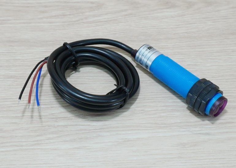 E3F-DS50C4 Infrared Photoelectric Sensor 10-50cm Detection Range Adjust (NPN, NO)