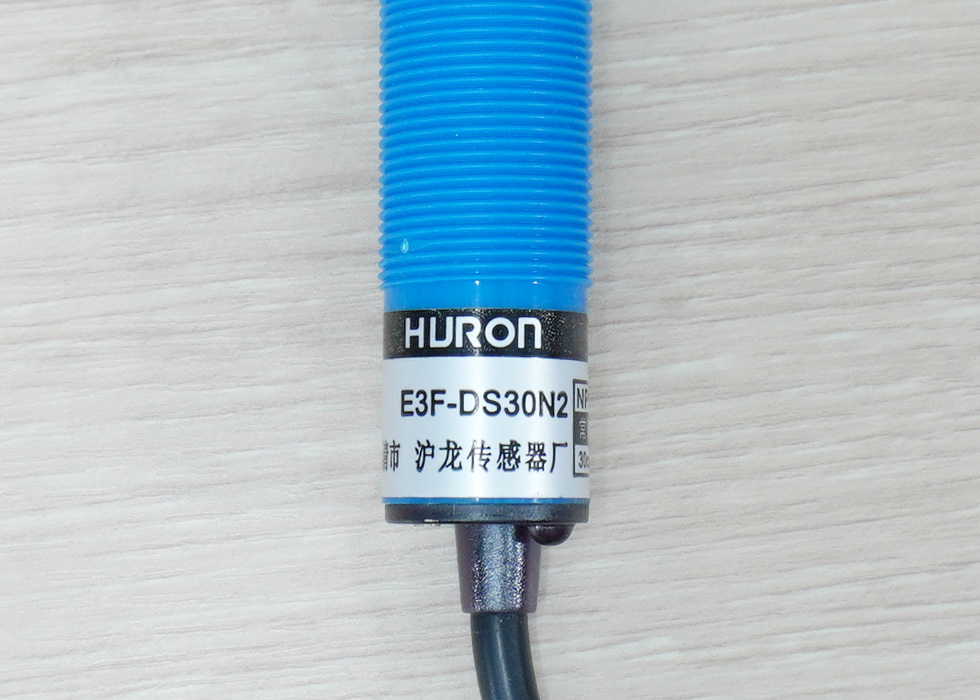E3F-DS30N2 Infrared Photoelectric Sensor 10-30cm Detection Range Adjust (NPN, NC)