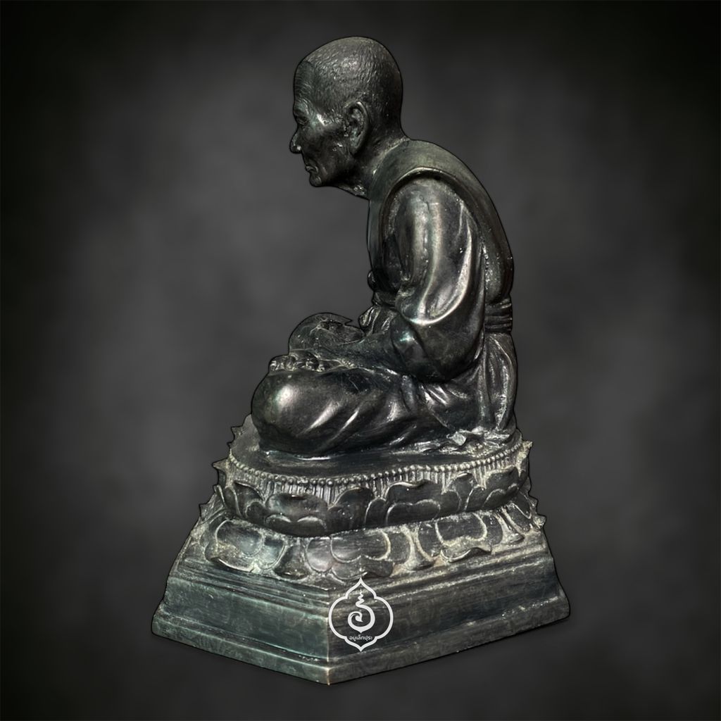 หลวงปู่ทวด หน้าตัก 5 นิ้ว เนื้อโลหะรมดำ รุ่นสันติสุข ปี52 พ่อท่านฉิน วัดเมืองยะลา จ.ยะลา (สร้าง 499 องค์ ตอกโค้ด และหมายเลข 484)