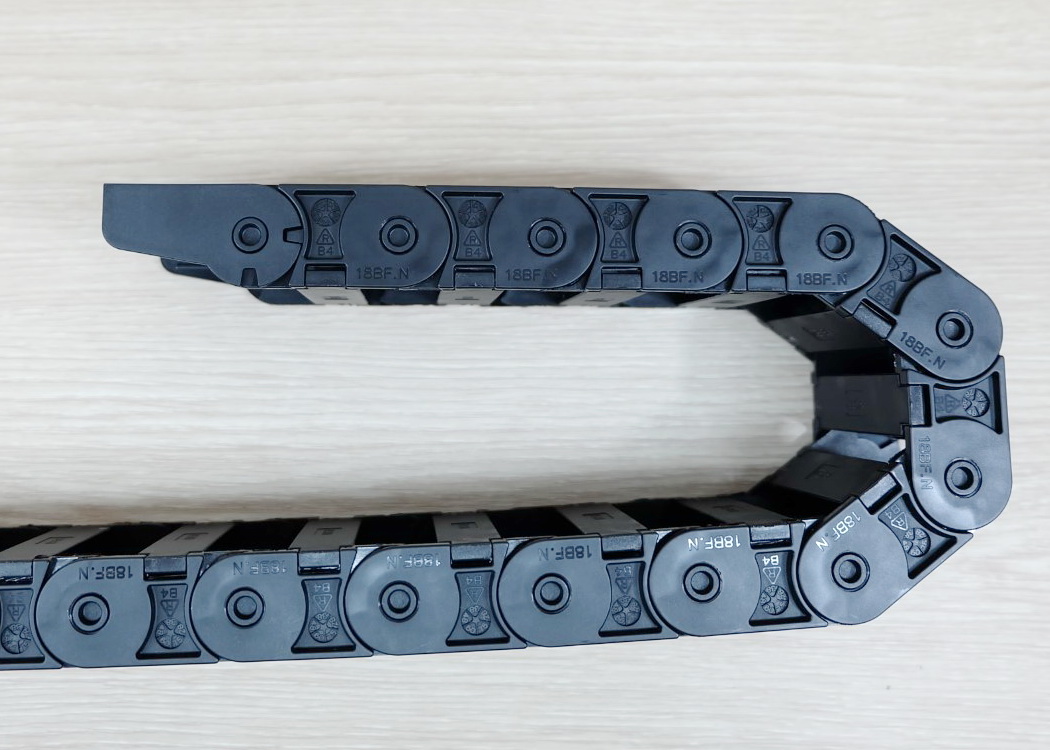 18 X 50 mm Cable Drag Chain R38mm ยาว 1M และ End Connectors (Semi-Enclosed)