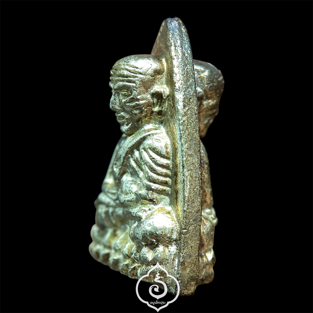 หลวงปู่ทวด พิมพ์เตารีดใหญ่ 2 หน้า กรรมการ ปี43 เนื้อนวะพรายเงิน สมเด็จพระสังฆราช วัดบวรนิเวศวิหาร (ตอก 4 โค้ด หน้า คอจุด ก้นลายเซ็นต์)