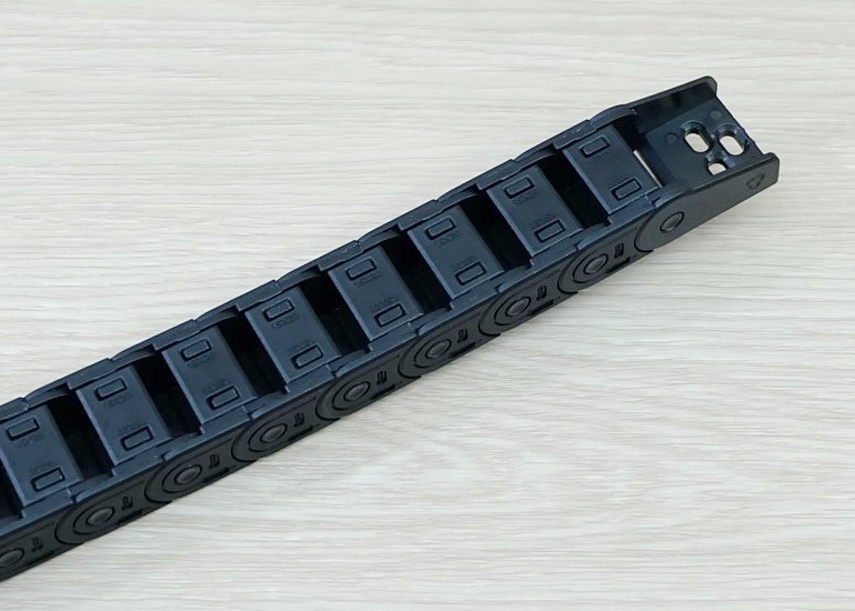 15 x 20 mm Cable Drag Chain R38mm ยาว 1M และ End Connectors (Semi-Enclosed)