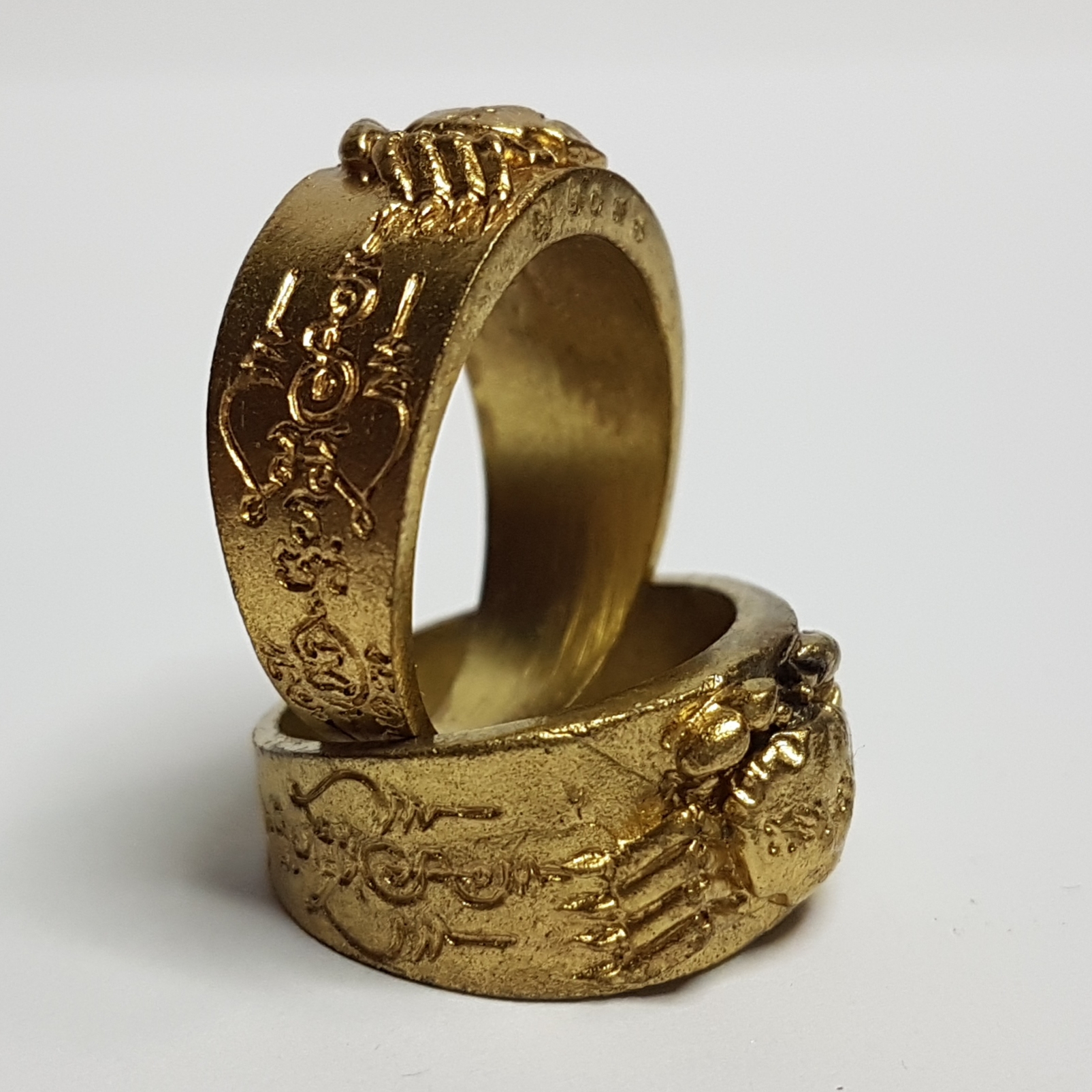 แหวนมอญ ปูหนีบทรัพย์ (ทองระฆัง) ปี55 หลวงปู่นิ่ม วัดพุทธมงคล จ.สุพรรณบุรี (มีโค้ด หมายเลขกำกับ)