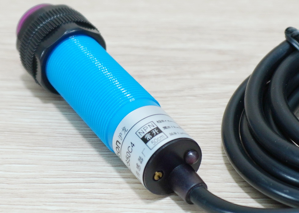 E3F-DS50C4 Infrared Photoelectric Sensor 10-50cm Detection Range Adjust (NPN, NO)