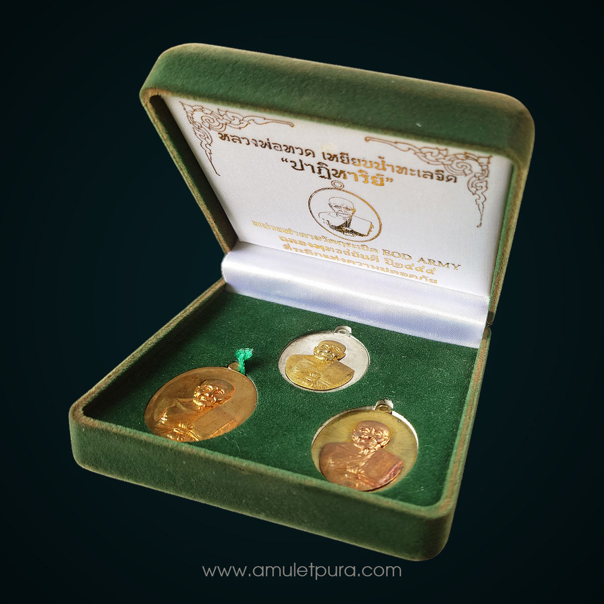 หลวงปู่ทวด รุ่นปาฏิหาริย์ EOD (ชุดกรรมการเล็ก สร้าง 999 ชุด ตะกั่วหน้ากากทองระฆัง, ทองระฆังหน้ากากทองแดง, ทองสัตตะ) ปี55 วัดพุทไธศวรรย์ จ.อยุธยา (ตอกโค้ด หมายเลข 35) สร้างโดยศิษย์สายทหารหน่วยทำลายล้างและเก็บกู้วัตถุระเบิด (EOD ARMY)