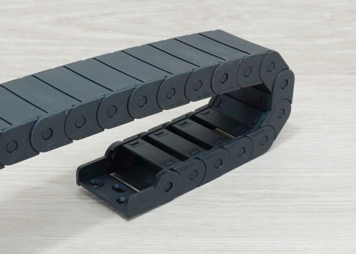 15 x 40 mm Cable Drag Chain R28mm ยาว 1M และ End Connectors (Semi-Enclosed)