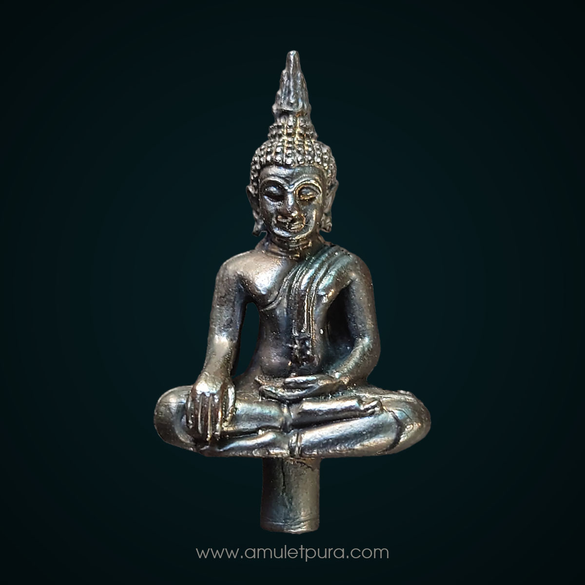 พระยอดธงปริสุทโธ หลวงพ่อคูณ เนื้อนวะโลหะ รุ่นเสาร์ ๕ ดอกไม้จะบาน ปี43 หลวงพ่อคูณ วัดบ้านไร่ จ.นครราชสีมา สร้างถวายโดยนายภูษณ ปรีย์มาโนช อดีตรมต.ประจำสำนักนายกรัฐมนตรี